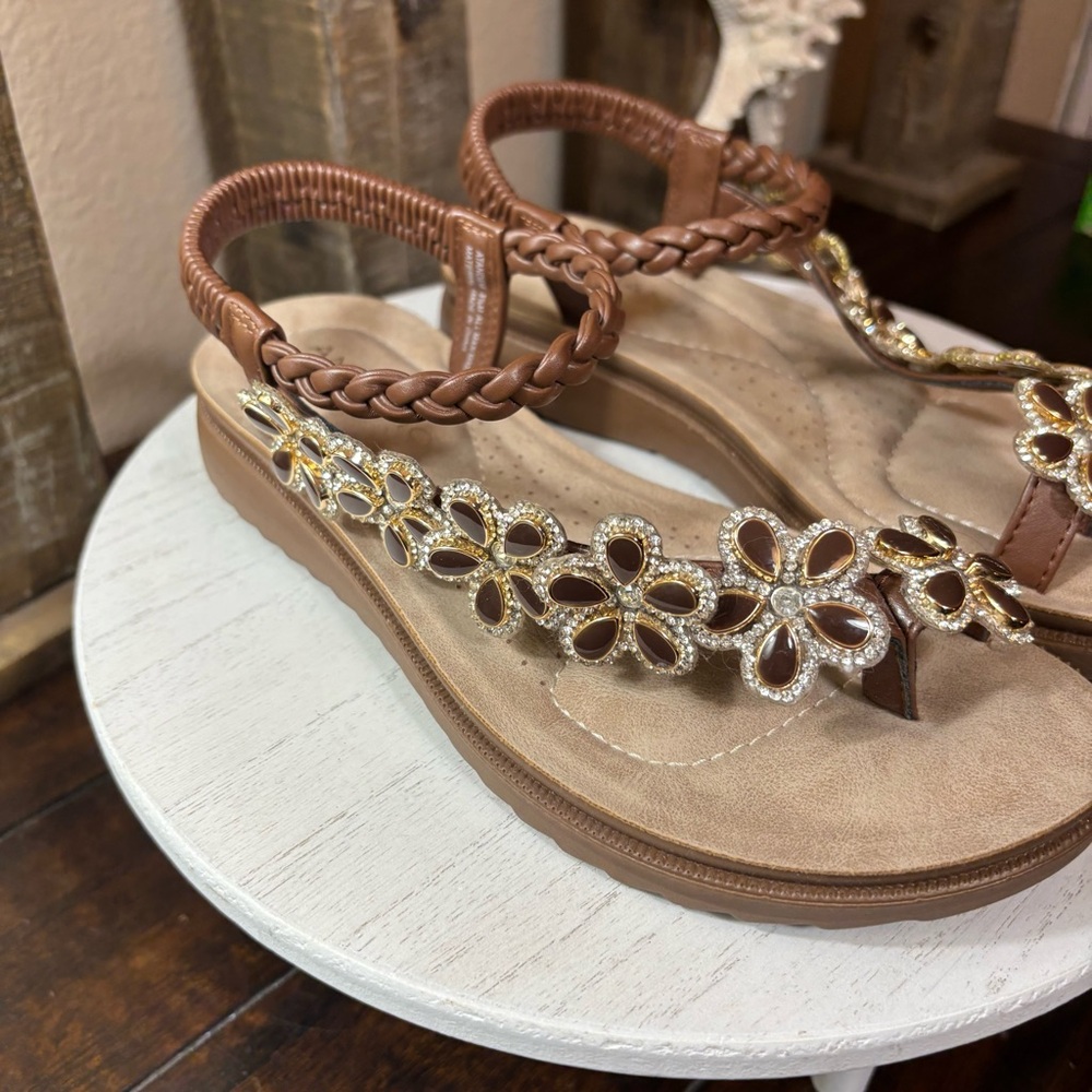 ANDIAMO BROWN SANDALS
Size 5.5
1” heel - Picture 3 of 6